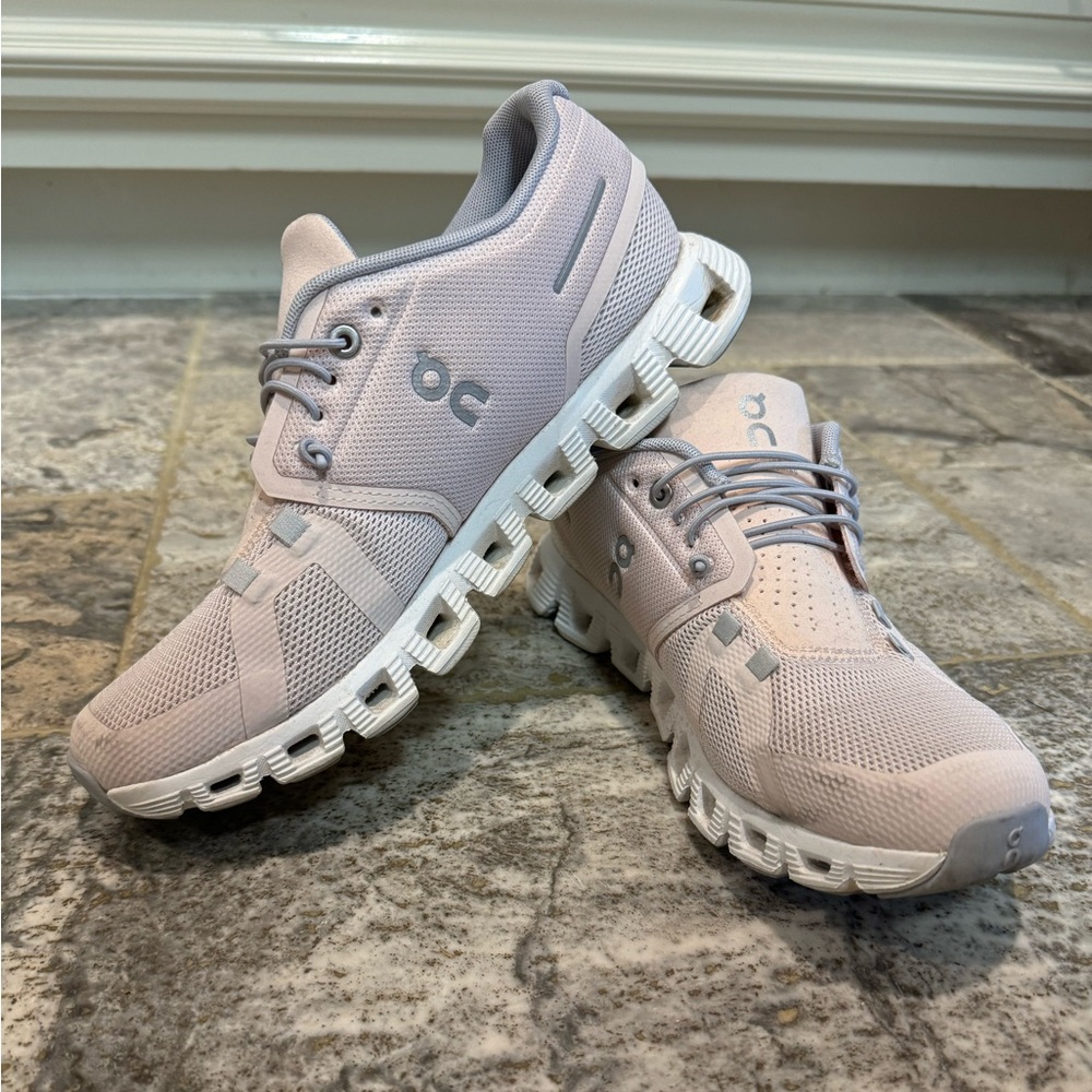 On Cloud 5 Shell/ White 8.5. EUC